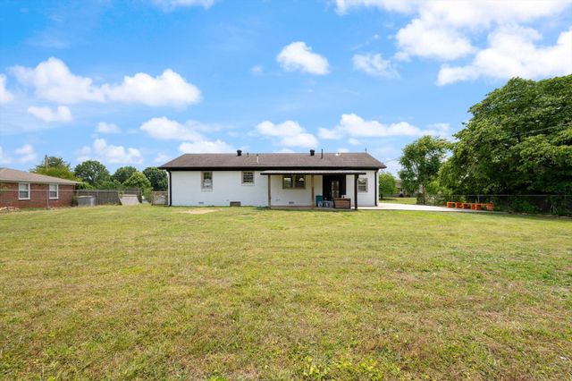 330 Lagoon Dr, Mcminnville, TN 37110
