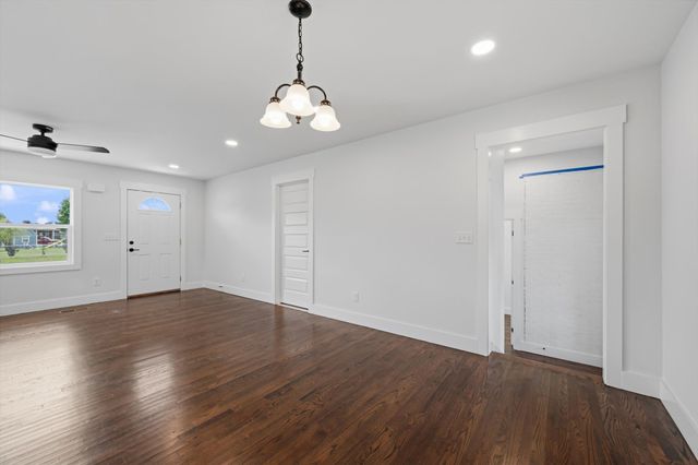 330 Lagoon Dr, Mcminnville, TN 37110