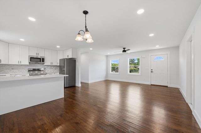 330 Lagoon Dr, Mcminnville, TN 37110