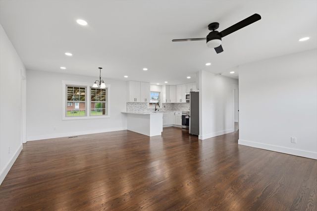 330 Lagoon Dr, Mcminnville, TN 37110