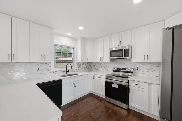 330 Lagoon Dr, Mcminnville, TN 37110