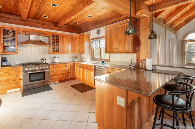 48 Oakhurst Road, Hampton Bays, NY 11946