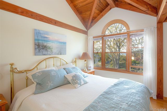 48 Oakhurst Road, Hampton Bays, NY 11946