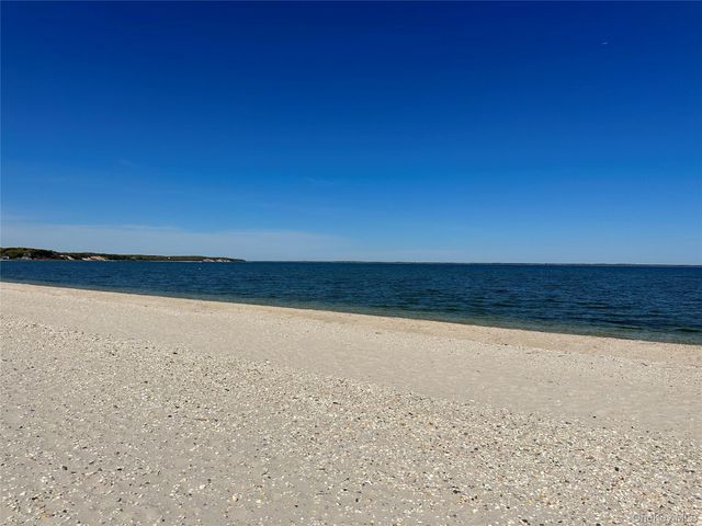 48 Oakhurst Road, Hampton Bays, NY 11946