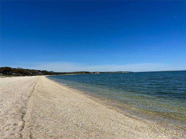 48 Oakhurst Road, Hampton Bays, NY 11946