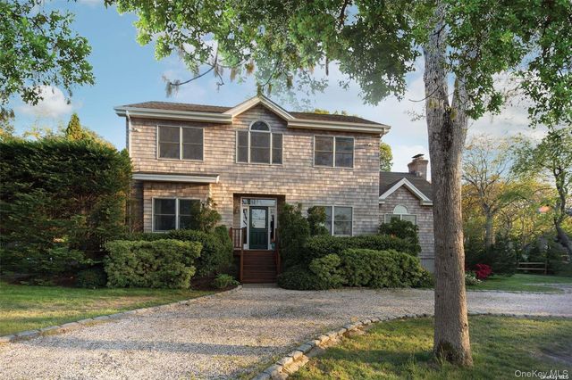 48 Oakhurst Road, Hampton Bays, NY 11946