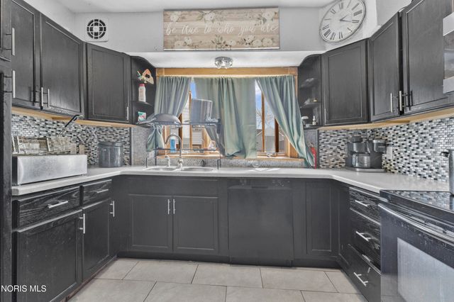 121 Bacon Street, Rossford, OH 43460