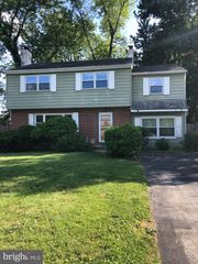 904 TOWNSHIP LINE RD, Plymouth Meeting, PA 19462