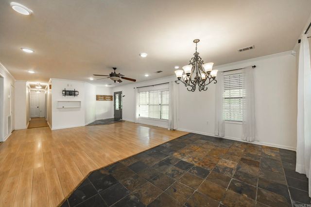 1600 E Lakeview, Benton, AR 72015