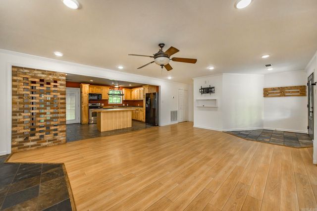 1600 E Lakeview, Benton, AR 72015