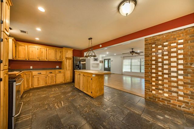 1600 E Lakeview, Benton, AR 72015