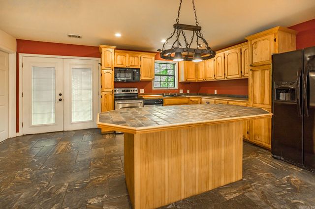 1600 E Lakeview, Benton, AR 72015