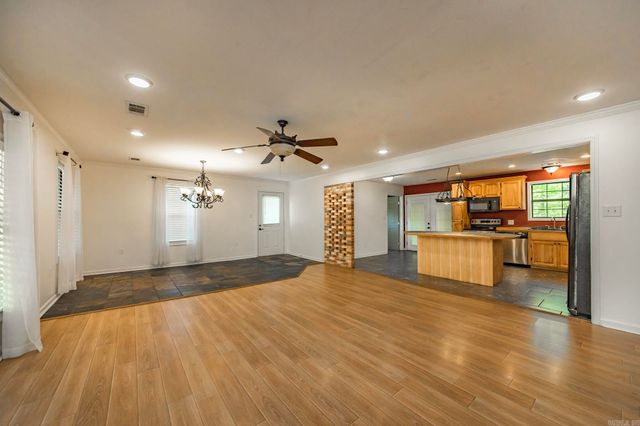 1600 E Lakeview, Benton, AR 72015