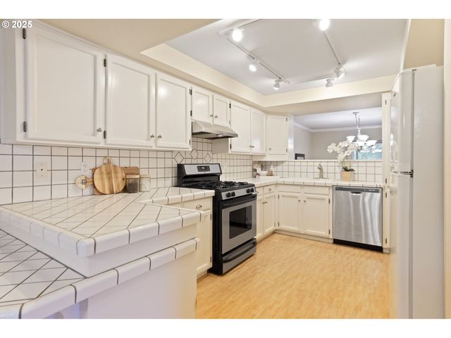 6679 HUNTINGTON Cir Se, Salem, OR 97306