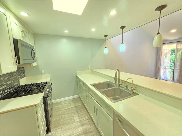 11107 Arminta 22, Los Angeles, CA 91352