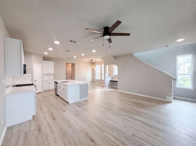304 Lost Mine Peak LN, Dripping Springs, TX 78620