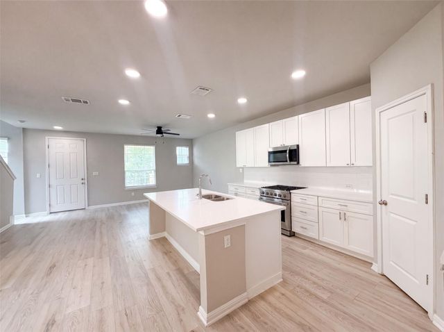 304 Lost Mine Peak LN, Dripping Springs, TX 78620