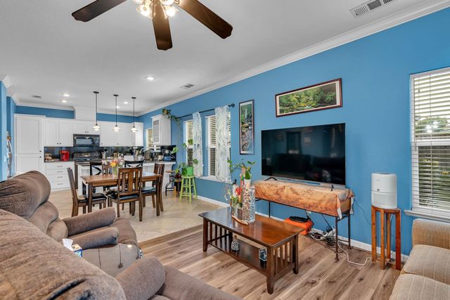 805 El Tesoro Ln, Los Banos, CA 93635