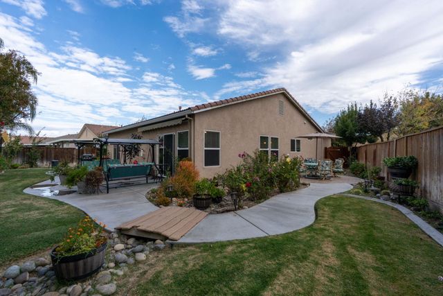 805 El Tesoro Ln, Los Banos, CA 93635