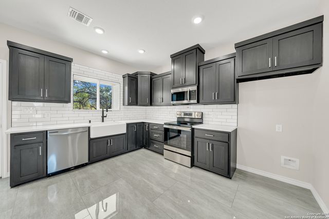 816 County Road 6723, Natalia, TX 78059