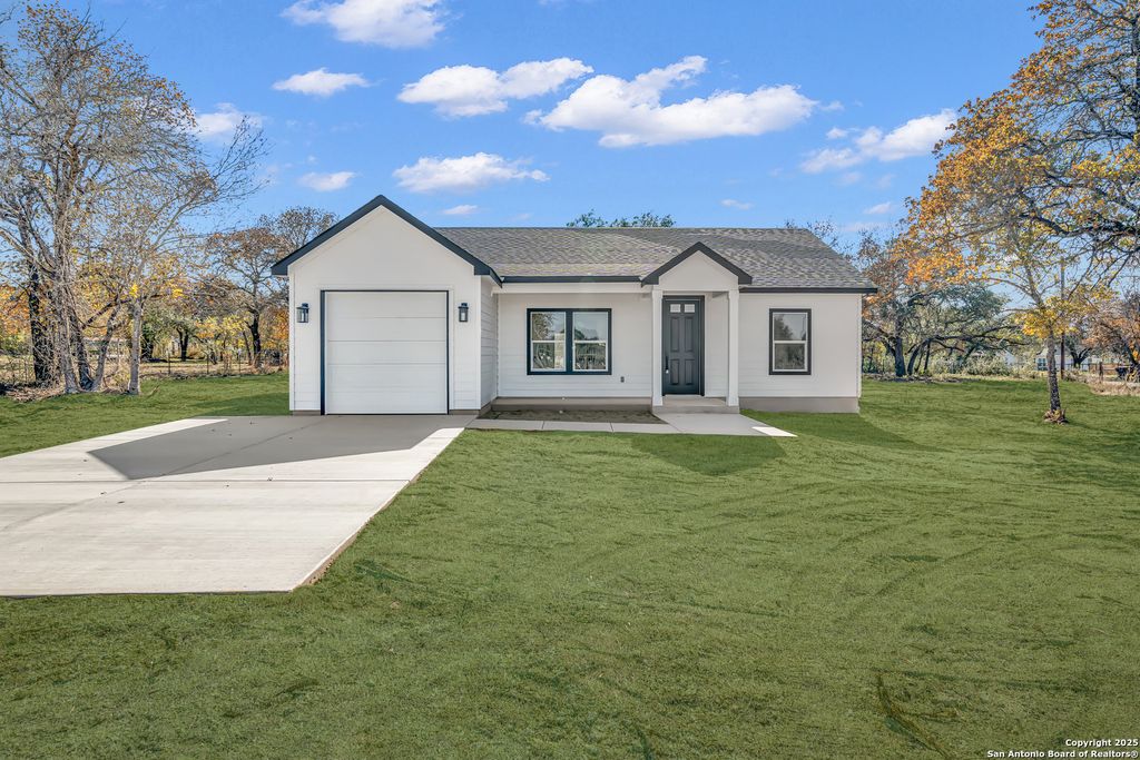 816 County Road 6723, Natalia, TX 78059