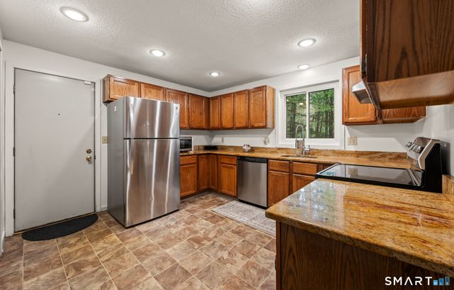 22 Walts Hill, Bloomfield, CT 06002