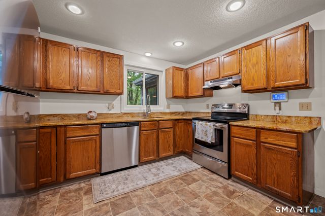 22 Walts Hill, Bloomfield, CT 06002