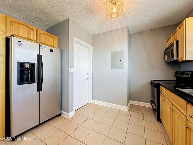 319 1ST Avenue 2-D, Jacksonville Beach, FL 32250
