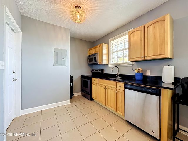 319 1ST Avenue 2-D, Jacksonville Beach, FL 32250