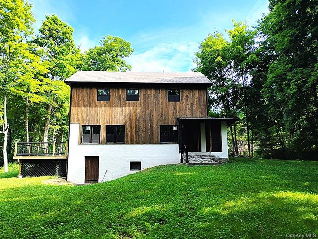 17 Gretna Hill Road, Pleasant Valley, NY 12569