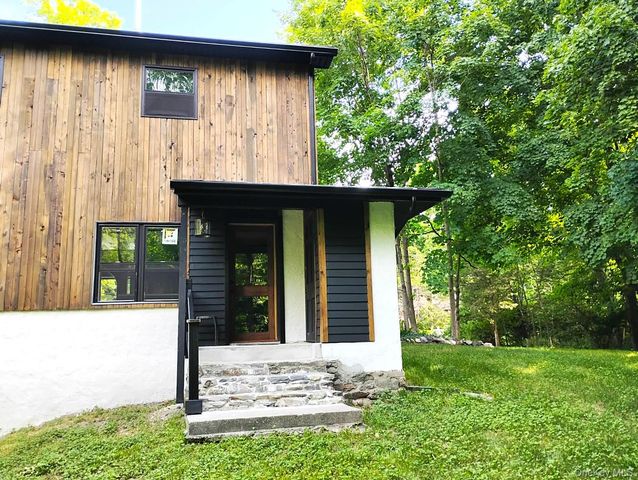 17 Gretna Hill Road, Pleasant Valley, NY 12569