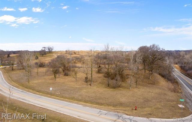 000 School Road, Rochester Hills, MI 48307