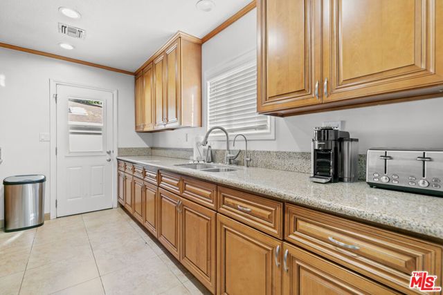 13947 Archwood Street, Van Nuys (los Angeles), CA 91405