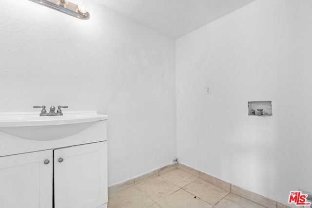 13947 Archwood Street, Van Nuys (los Angeles), CA 91405