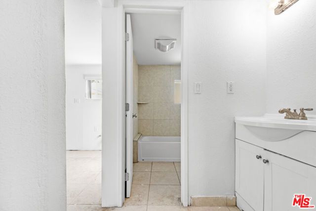 13947 Archwood Street, Van Nuys (los Angeles), CA 91405