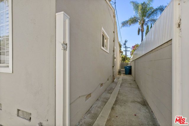 13947 Archwood Street, Van Nuys (los Angeles), CA 91405