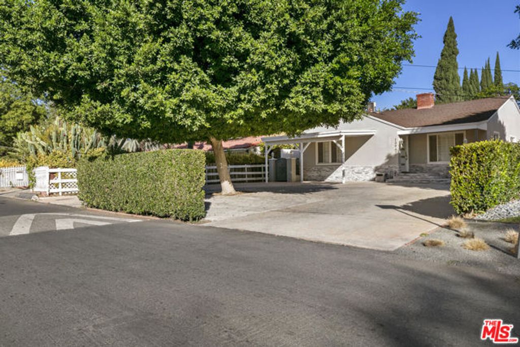13947 Archwood Street, Van Nuys (los Angeles), CA 91405