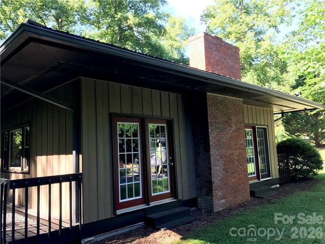 99999 Red Oak Forest Road, Fairview, NC 28730