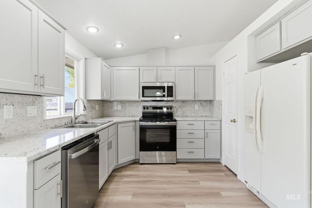 718 W Redwood Ln, Nampa, ID 83651