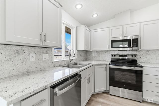 718 W Redwood Ln, Nampa, ID 83651