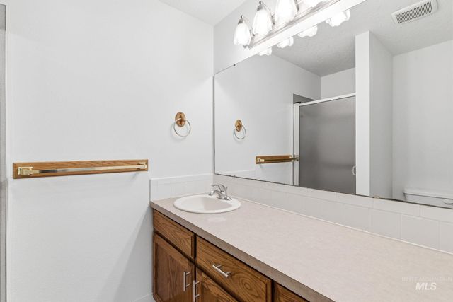 718 W Redwood Ln, Nampa, ID 83651