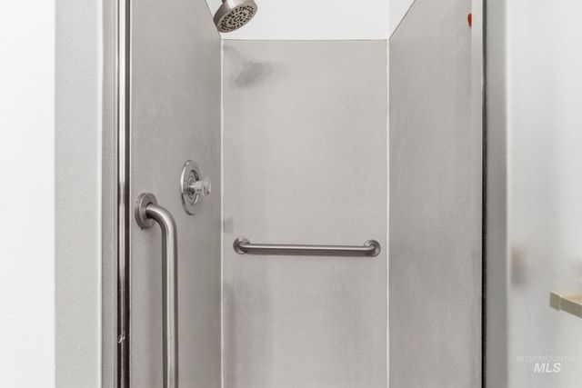 718 W Redwood Ln, Nampa, ID 83651