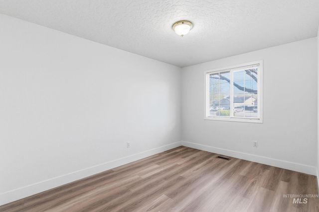 718 W Redwood Ln, Nampa, ID 83651