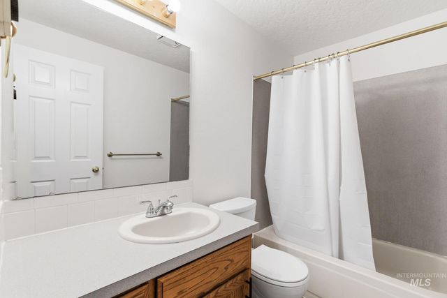 718 W Redwood Ln, Nampa, ID 83651