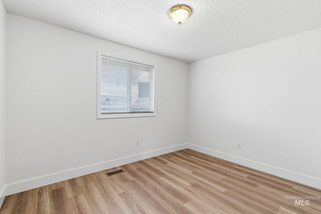 718 W Redwood Ln, Nampa, ID 83651