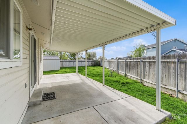 718 W Redwood Ln, Nampa, ID 83651