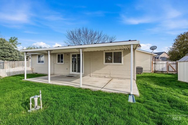 718 W Redwood Ln, Nampa, ID 83651