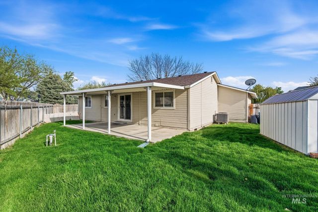 718 W Redwood Ln, Nampa, ID 83651