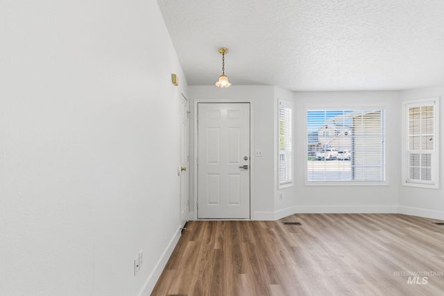 718 W Redwood Ln, Nampa, ID 83651