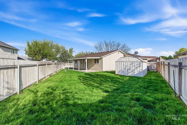 718 W Redwood Ln, Nampa, ID 83651
